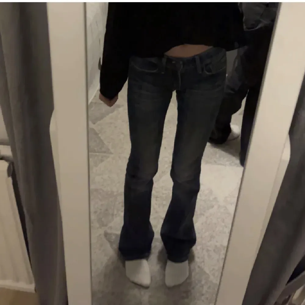 Säljer dessa lågmidjade crocker jeans då de är för små för mig, köpta här på plick men de passade tyvärr inte mig. Mycket bra skick💓. Jeans & Byxor.