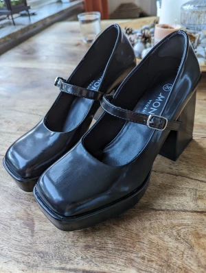 Svarta Mary Jane pumps-platåklack - Ny  ej användas  Stl 36