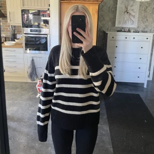 Stickad tröja  - Hej! säljer min stickade tröja då den inte kommer till användning längre. Sjukt fin och väldigt skönt material som inte är för tunt. Passar väldigt bra nu till hösten. Använd fåtal gånger. 😇 passar S/M st också!