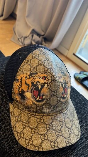 Gucci Baseball cap - Gucci Cap Lejon  Skick 8,5/10 lite slitage ” inga repor hurså” Strl : 59cm/L  Självklart original, inga sista pris! Pris : 1749kr :-