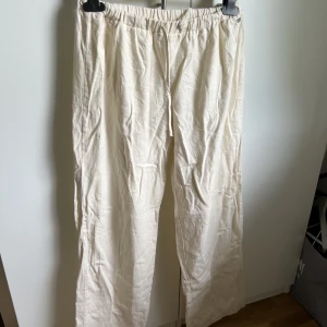 Linnebyxor  - Jättefina linnebyxor köpta på pull and bear. De är mid/ low waist och vida i benen. Säljer dessa för att jag har ett par andra som används mer. Så dessa är i nyskick. Pris går att diskuteras💞💞