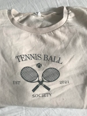 Sweatshirt  - Sweatshirt från shein men tryck❤️ Mycket fin o säljer pga av låg användning! Storlek 11-12 passar mig med storlek 170❤️