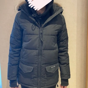 Vinterjacka canada goose - Vinterjacka canada goose i storlek xs. Har haft jackan ett tag och vill sälja den nu. Säljer jackan för 4000kr men vid snabb affär kan priset diskuteras. (Tjejen på bilden är 170cm och har på sig xs)