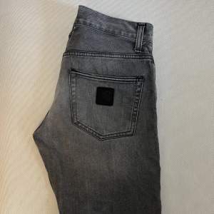 Ett par gråa Carhartt Wip jeans. Bra kvalitet, nyskick! StorlekW29 L32  Vid frågor/ fler bilder, hör av dig! 