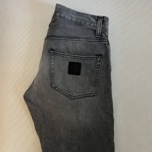Carhartt Wip pants  - Ett par gråa Carhartt Wip jeans. Bra kvalitet, nyskick! StorlekW29 L32  Vid frågor/ fler bilder, hör av dig! 