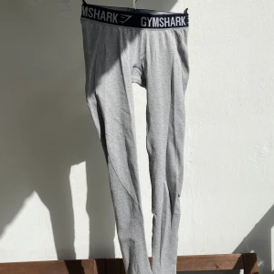 Gymshark ljusgrå low waist träningstights  - Ett par bekväma snygga low waist träningstights.   Om du är intresserad av flera av mina annonser går de och få för ett paketpris.