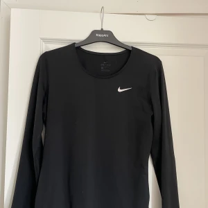 Träningströja  - Träningströja från Nike. Använd enstaka gånger.