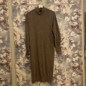 Stickad klänning  - Stickad klänning i storlek s från Lindex med korta slitsar på båda sidor. Fint skick använd ett fåtal gånger. 