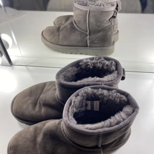 Ugg  - Fina uggs som köptes förra året ungefär, väl använda men fortfarande fina! Hör av er vid fler bilder eller frågor, pris kan diskuteras vid snabb affär! Tryck gärna på Köp nu💕