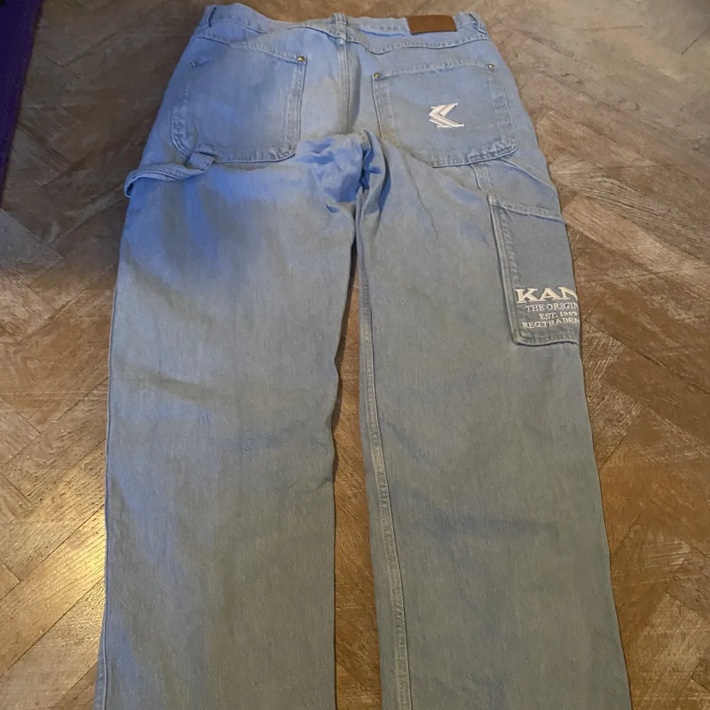 Karl Kani original Blå Fina jeans med street style (pösigare byxor)   Kom med bud, tveka inte att kontakta vid minsta fråga!. Jeans & Byxor.