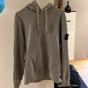 Stone Island hoodie - Stone Island hoodie i storlek S. Skick 9/10. Knappt använd och badgen är som ny. Kan skickas med posten. Har du vidare frågor är du välkommen att fråga!
