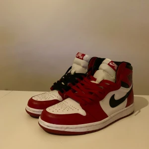 Jordan 1 Chicago - Nya Jordan 1 Chicago oanvänt och ser perfekt ut. Jag köpte den för 3999kr och säljer till 800kr.