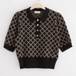 Kortärmad stickad tröja  - Säljer min nästan oanvända stickade T-shirt från Lindex för att jag aldrig använder den. Originalpris 399kr 