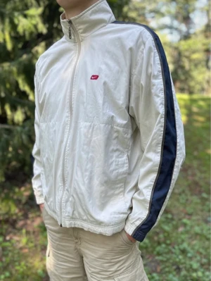 Vit Nike jacka - Riktigt snygg vit Nike jacka!