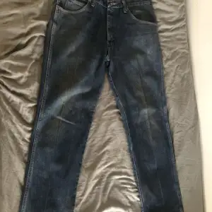 Wrangler jeans med ganska tjockt 100% bomulls tyg