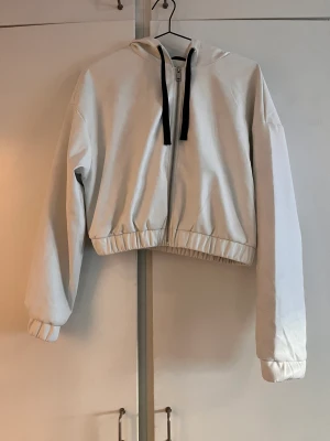 Cropped jacka - Cropped jacka för tjejer, passar om du är 175-180. Sitter strax ovanför naveln. På mig som e 175. PM vid fler frågor eller liknande 