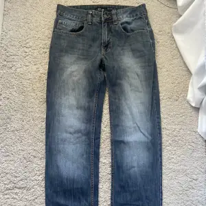 Supersnygga blå/gråa faded slim jeans. Väldigt bra skick. Hör av dig vid frågor eller om du vill ha fler bilder!