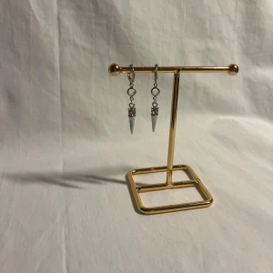 STILSTHLM  - Sjukt fina örhängen! Finns i silver och guld.  Köp för 99kr/st Eller 179kr/paret. Modell 113.  Smyckes ställningen finns även att köpa för 299kr!