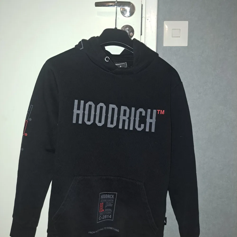 hoodrich hoodie i top skick ny pris 1250 så säljer väldigt billigt . Hoodies.