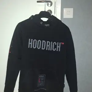 hoodrich hoodie i top skick ny pris 1250 så säljer väldigt billigt 