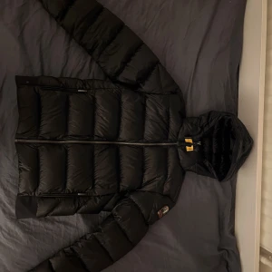 Parajumpers jacka - Säljer nu min parajumpersjacka då den inte längre passar. Nypris:5000 Mitt pris: 3000 Färg:Svart Storlek:Y-L( alltså young large) Om ni vill ha fler bilder eller mer information så är det bara att höra av sig.