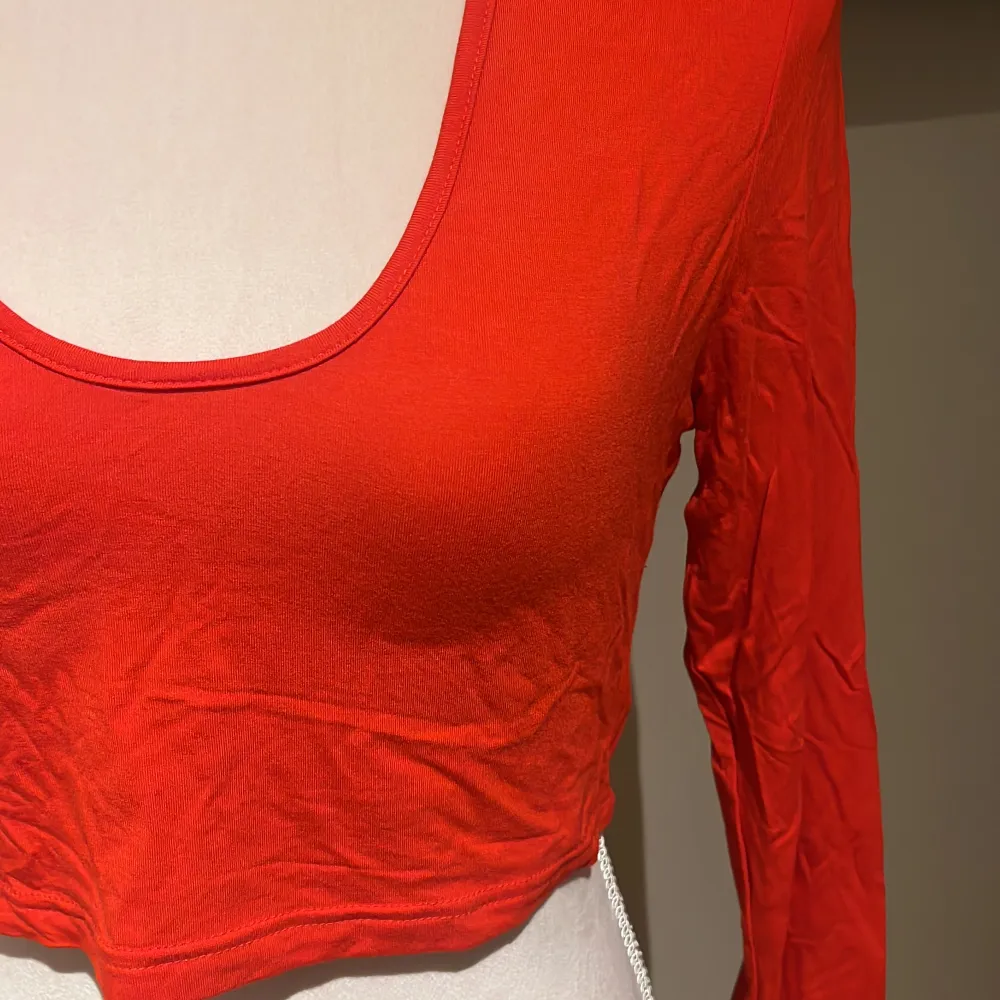 Röd croppad tröja som är använd 2-3 gånger men i super bra skick!! Väldigt tunt och skönt material! Storlek L men är som en M!! Frakt kostar 65kr!!. Tröjor & Koftor.