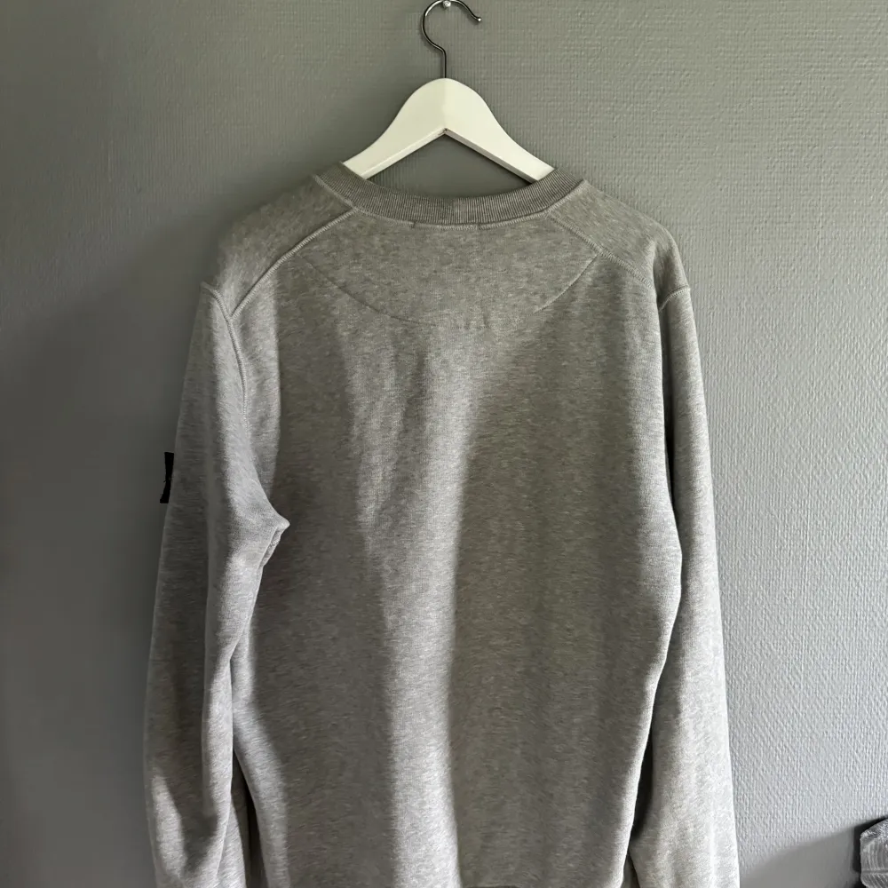 Stone island sweatshirt grey, 9/10 i skick, använd ganska mycket men är fortfarande som ny, retail: 2899kr, mitt pris 1000kr skriv vid fråga eller funderingar, Scan finns och kvitto finns. Hoodies.