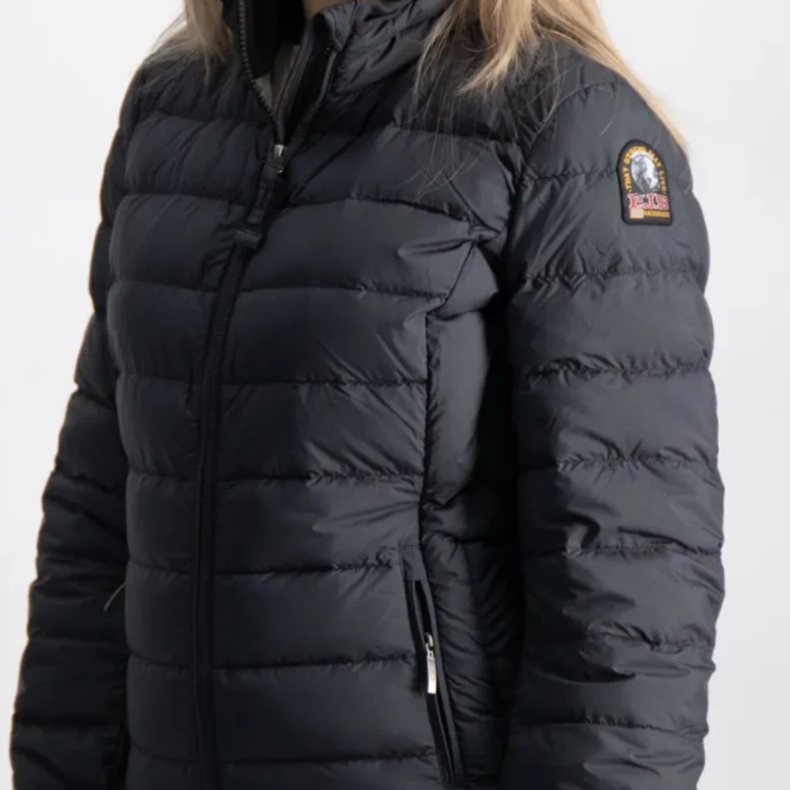  Säljer pjs parajumper jacka storlek Y-M mörkblå både tjejer och killar kan använda den från kidsbrandstore.