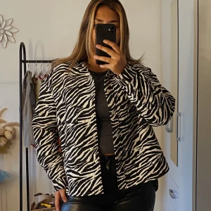 Höst jacka  - En höst jacka i zebra mönster med snygg passform. Har aldrig använt den. 