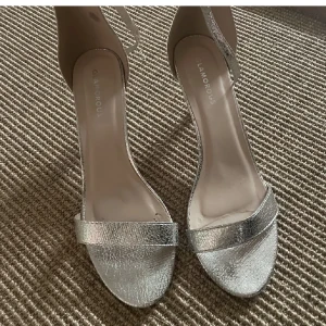 Klackskor - Använd en gång på balen, fint skick med låg klack🫶🏻