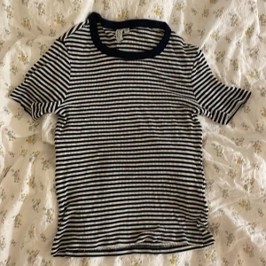 T-shirt  - T-shirt från & other stories. Bra skick nästan aldrig använd. Storlek xs men väldigt stretchig. Köparen står för frakt. 
