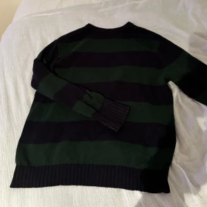 brandy melville brianna sweater - säljer min ”brianna sweater” från brandy melville🌷köpt för ca 2 år sedan och är i gott skick, säljer pga att den inte är min stil längre, köparen står för frakt och pris kan diskuteras🌷köpt för ca 400kr