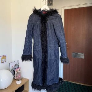 RESERVERAD - Y2K jacka från only🥰 - Säljer denna suuuuperfina kappan från only då den inte kommer till användning! Köptes förra året second hand så vissa saker så som vissa knappar finns inte kvar. Men för mer information och bilder får ni gärna skriva så ska jag se till att fixa det!☺️