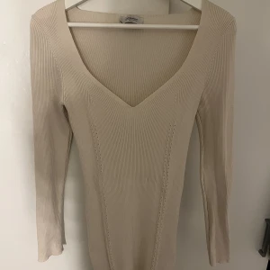 Chiquelle Klänning  - Super fin klänning från chiquelle! endast använd 3gg, Storlek m/l men skulle säga att den är mer som s/m 🩷🩷