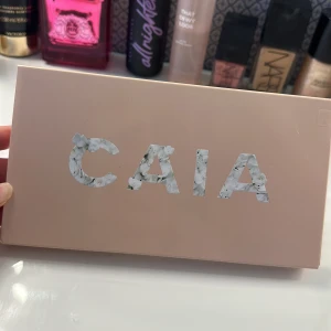 Caia multi use palette🩷  - Helt OANVÄND!! Caia summer multi use palette🩷 Säljer min helt nya Caia-palett. Superfina färger som är lätta att jobba med. Stor spegel   SLUTSÅLD PÅ CAIA
