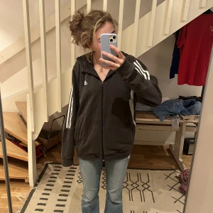 Adidas zip up  - Adidas’s zip up hoddie bra skick och jätteskön. Pris kan diskuteras. 