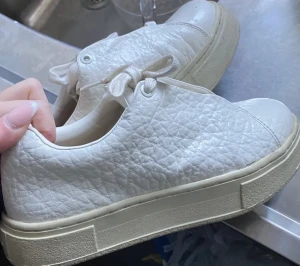 Eytys - I bra skick! Endast använda 2gr💓💓 litet märke uppe på skon, där av priset🥰🥰 Låda ingår