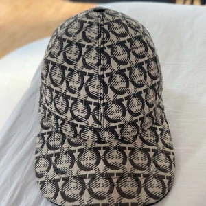 Ferragamo keps - Fräsch Ferragamo keps i bästa skick, har kvitto tags och den har inga skador och är helt fläckfri.