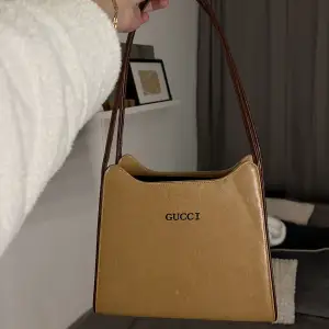 Gucci väska i fint skick. Har även lagt upp en tidigare annons på denna där det finns fler bilder och beskrivningar🤍