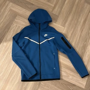 Nike tech fleece  - Jag ska tyvärr sälja min tech fleece eftersom den inte kommer till användning, den är sparsamt använd och har inga täcken på användning,ordinarie pris är 1500kr men jag säljer för 500+frakt. Ni får Järna skriva om ni har frågor eller vill se fler bilder.💗