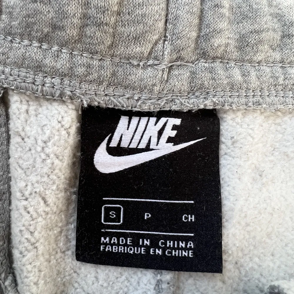 Mjukisbyxor från Nike i nyskick. Använda ett fåtal gånger. . Jeans & Byxor.
