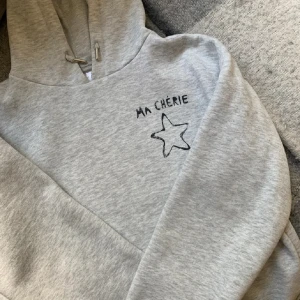 Ma cherie hoodie - En jättefin Hoodie som jag köpa i slutet av sommaren den är i storlek 146-152 men jag är 165 och den passar mig men den är lite liten säljer pga jag köpte den nya versionen eller vad man säger.Jättebra skick använd typ 2 ggr