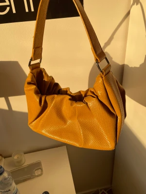 vintage väska - jättebra skick. enda ”defekten” är en odz autograf. har försökt tvätta bort men går inte bort helt. men det gör det säkert om man försöker❤️