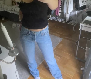 Blå jeans - Säljer dessa Blå lågmidjadejeans Då dom inte kommer till användning Jag är ca 165cm Och dom passar mig☺️