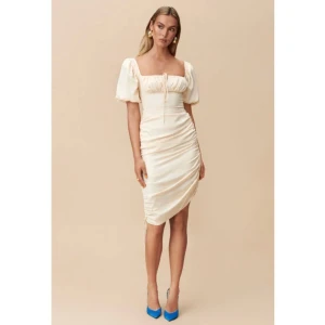 Adoore klänning- Palermo dress slutsåld - Palermo dress i nyskick oanvänd med etikett i färgen creme