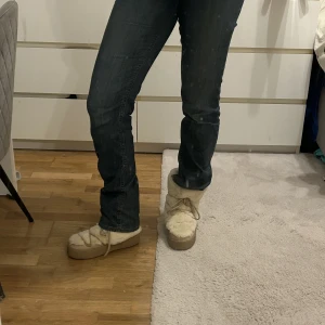 Skor - Säljer mina vinsterskor som jag köpte på hm förra året. Så sköna o varma skor✨knappt använda så i väldigt bra skick🙌🏼