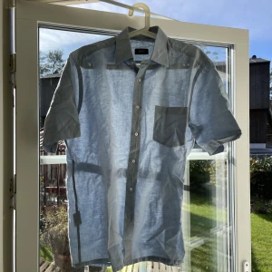 Hugo boss skjorta  - Super snygg kortärmad skjorta från Hugo boss. Nypris är 1500kr men mitt pris är 200! Inga skador alls 