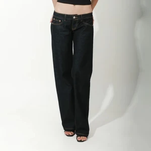 Low waist jeans - Säljer dessa trendiga lågmidjade jeans från märket embraceK. De är helt oanvända med lapp kvar. Säljer pga inte kommer till användning.. Tryck inte på köp nu! 💯❤️