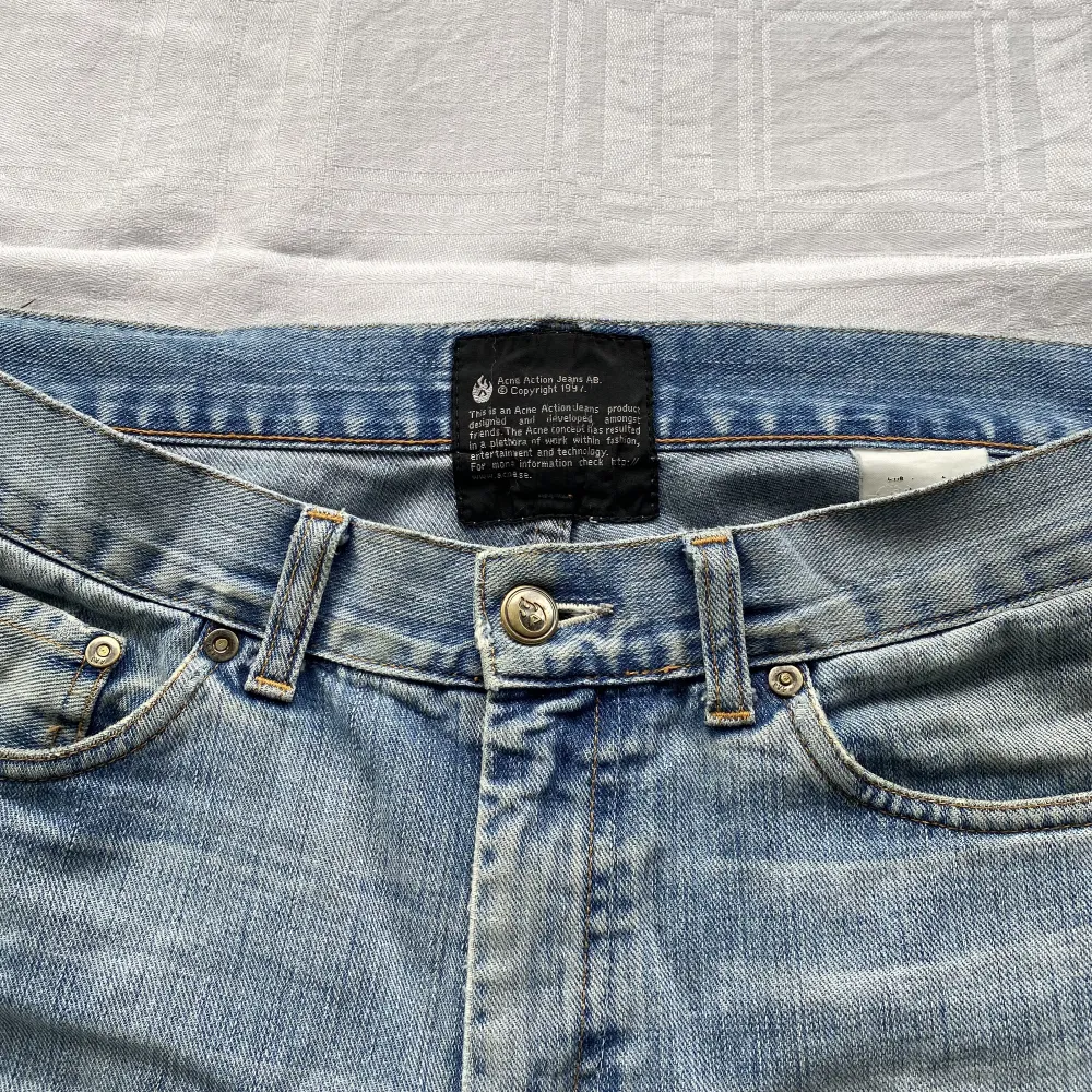 Acne denim med blekta knän och bak. Jeans & Byxor.