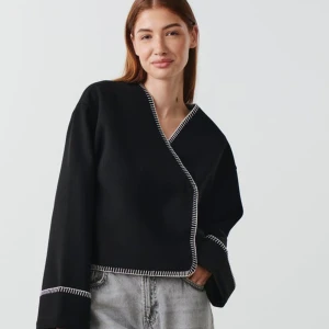 Blanket stitch jacket - Säljer min helt nya oanvända filtjacka från ginatricot storlek S! Därför superfint skick, kunde inte lämna tillbaka då jag råkat ta bort lapparna